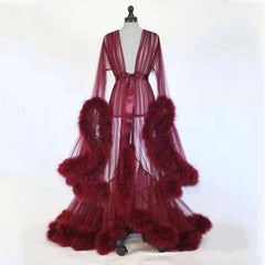 Vestido de princesa con mangas acampanadas de plumas
