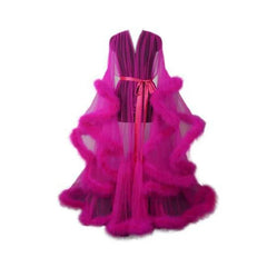 Vestido de princesa con mangas acampanadas de plumas