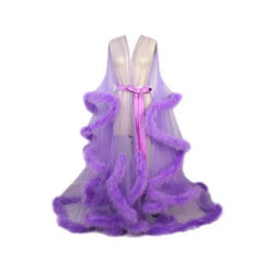 Vestido de princesa con mangas acampanadas de plumas